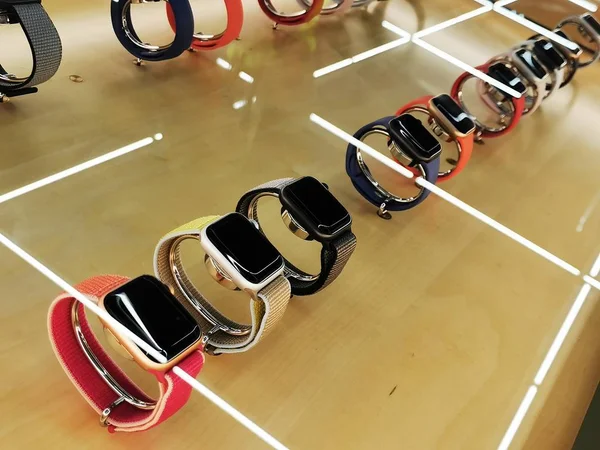 St. Petersburg, Rusya, 7 Kasım 2019, Apple Watch Serisi 5, başyazı