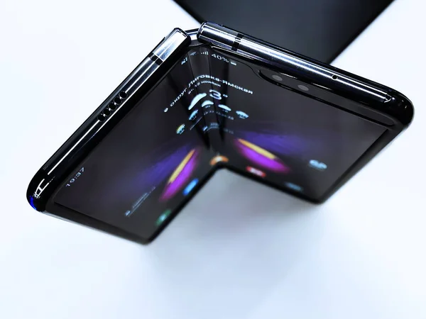 Samsung Galaxy Katlı yeni akıllı telefon başvuru simgeleriyle birlikte 12 Kasım 2019 'da Rusya' da St. Petersburg 'da bir mağazada yayınlandı.