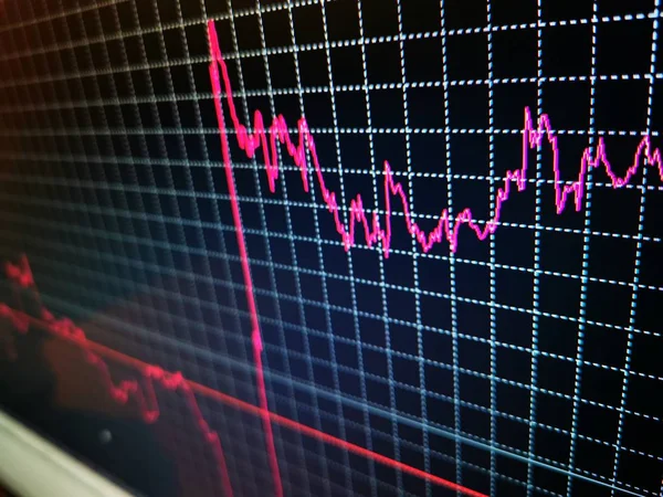Bitcoin 'lerin kripto para birimi fiyatları 15 Kasım 2019. Siyah arkaplanda bir çizgi çizelgesindeki kripto para birimi fiyatlarında değişiklik. Bir monitör ekranında iş ve ekonomi grafiği.