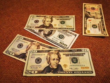 Amerikan kağıt para birimi dolar, avro ve İngiliz sterlini 18 Ocak 2020 'de St. Petersburg, Rusya' da çekildi. Dünya ekonomisi. Yoksulluk ve insanların maaşları. Yazı.