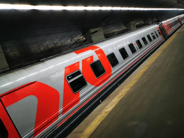 Een Trein Zonder Passagiers Staat Het Station Vanwege Kovid Annulering — Stockfoto