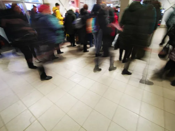 A crowd of people returns from work during the Covid 19 pandemic.