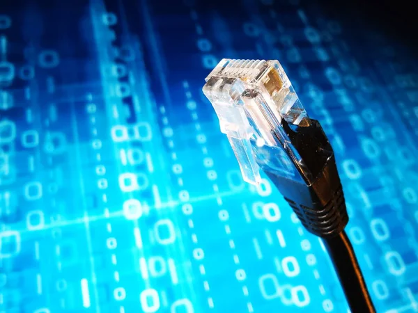 Bilgisayar, mavi bir programlama arka planında internet kablosu. Li fi internet bağlantısı.