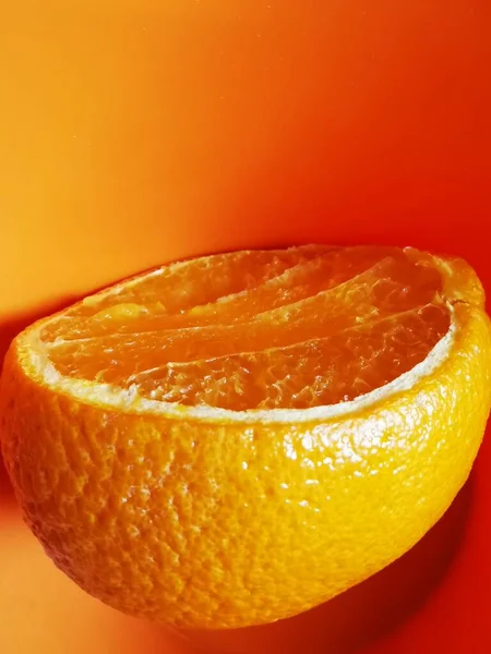 Naranja Redondo Sobre Fondo Naranja Cerca Nutrición Saludable Vitaminas Para — Foto de Stock