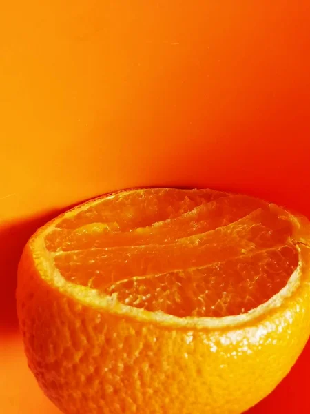 Runde Orange Auf Orangefarbenem Hintergrund Nahaufnahme Gesunde Ernährung Und Vitamine — Stockfoto