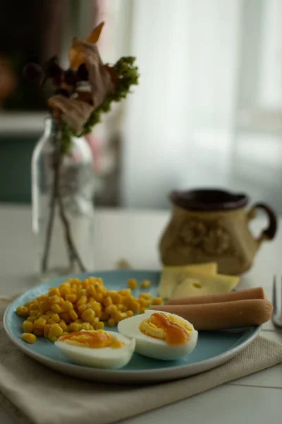 Café Manhã Leve Milho Queijo Ovos Com Molho Fundo Uma — Fotografia de Stock