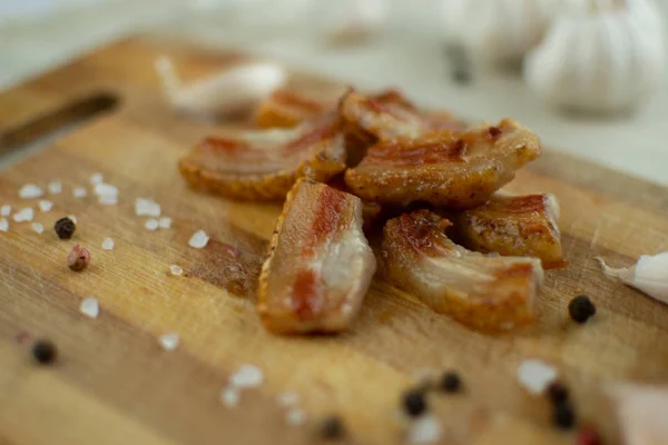 Crujiente Rodajas Tocino Una Tabla Madera —  Fotos de Stock