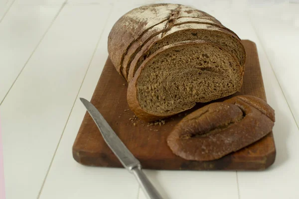 Φρεσκοψημένο Ψωμί Κομμένο Ξύλο Κοπής Λευκό Φόντο — Φωτογραφία Αρχείου