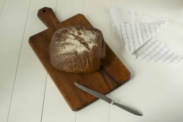 Φρεσκοψημένο Ψωμί Ξύλο Κοπής Λευκό Φόντο — Φωτογραφία Αρχείου