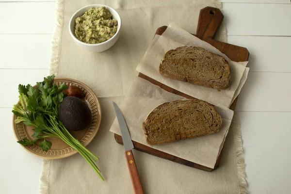 Healthy Breakfast Croutons Avocado Tuna Wooden Cutting Board — 스톡 사진