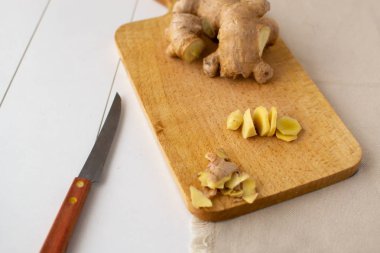 Tahta üzerinde taze zencefil kökü. Ginger yemek pişirmek ve içki hazırlamak için uygundur. Yakın plan.