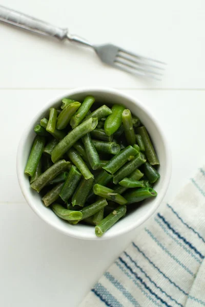 Gekochte grüne Bohnen in Olivenöl mit Knoblauch und Zitrone — Stockfoto