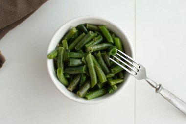 Sarımsak ve limonla zeytinyağında pişmiş yeşil fasulye.