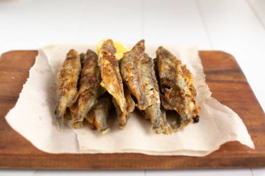 Beyaz arka planda limonlu kızarmış kapelin. yakın plan