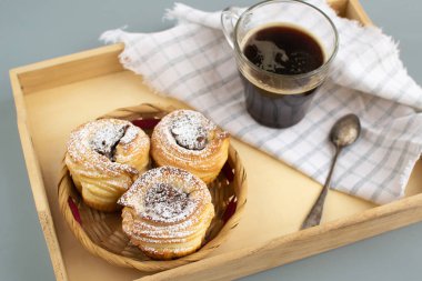 Fındık ezmeli kabuklar tahtanın üzerinde bir fincan espresso ile doluyor.