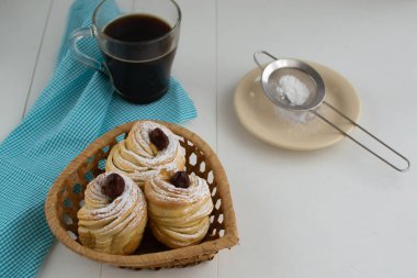 Beyaz sırtında bir fincan espresso olmadan kabuklu deniz ürünleri.