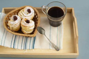 Tahta tepside bir fincan espresso ile doldurulmamış deniz kabukları.