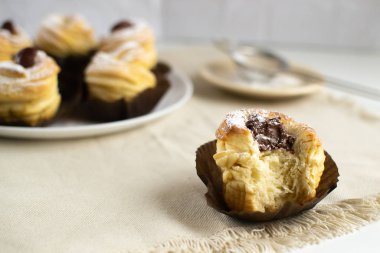 Beyaz arka planda fındık ezmeli kabuklar. Kırsal st