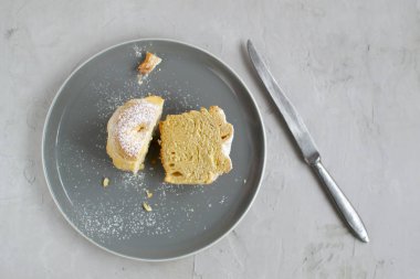 Gri arkaplanda bir deniz kabuğu.