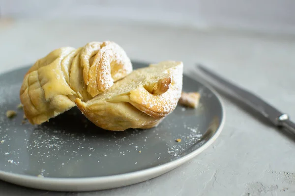 Cruffin sobre fondo gris . — Foto de Stock