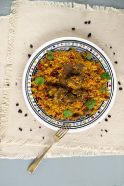 Doğu mutfağı tabağı - tavada kuzu pilav, beyaz arka planda.