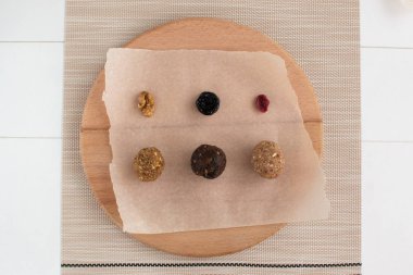 Fındık, hurma, kabak çekirdeği, kızılcık, kuru erik ve mandalinalı enerji topları.