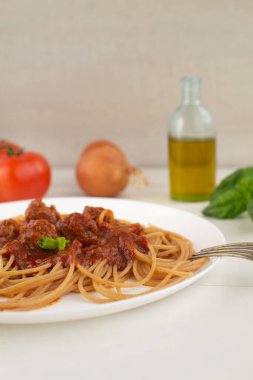 Karmaşık karbonhidratlarla dolu tam tahıllı spagetti.
