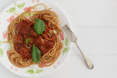 Karmaşık karbonhidratlarla dolu tam tahıllı spagetti.