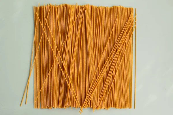 Целые зерновые спагетти со сложными углеводами на серой спине — стоковое фото