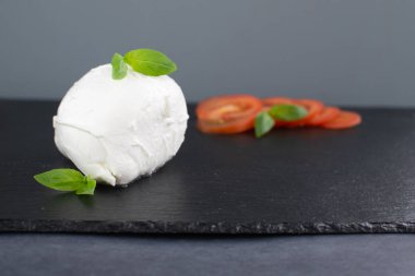 Siyah tahtası olan büyük mozzarella peyniri..