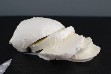 Siyah tahtası olan büyük mozzarella peyniri..