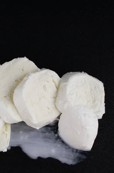 Stor mozzarella med svart skifferskiva. — Stockfoto