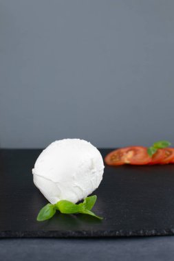 Siyah tahtası olan büyük mozzarella peyniri..