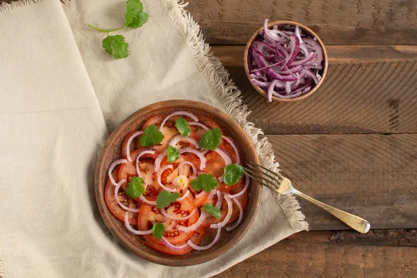 Kachumbari è un'insalata di pomodori freschi e cipolle rosse popolari i — Foto Stock