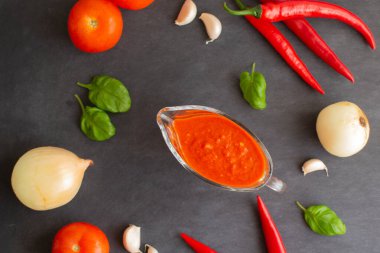 Sos soslu kırmızı acı biber sosu. Eğer farklı sebzeleri karıştırırsan, her yemek için lezzetli bir sos elde edersin.