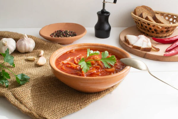 Rode Borsch Oekraïens Eten Rustieke Stijl Rode Bietensoep Geserveerd Met — Stockfoto