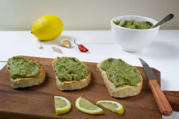 Sanduíches Guacamole Com Ingredientes Fundo Madeira Alimentação Saudável Comida Vegetariana — Fotografia de Stock