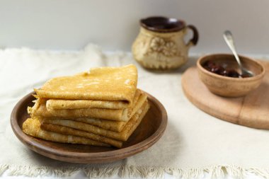 Çilek reçelli krep ve köy usulü çay. Kahvaltıda. kaybet.