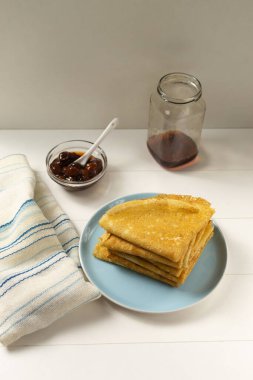 Çilek reçelli krep ve köy usulü çay. Kahvaltıda. kaybet.