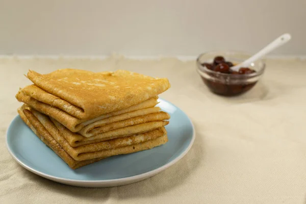 Pannenkoeken Met Aardbeienjam Thee Een Rustieke Stijl Ontbijt Verliezen — Stockfoto