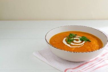 Ekşi krema ve maydanozlu balkabağı ve havuç çorbası. Vejetaryen çorbası. Sağlıklı yeme kavramı.