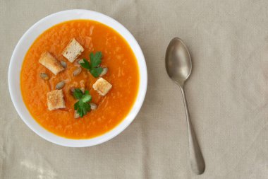 Tohumlu, krakerli ve maydanozlu kabak ve havuç çorbası. Vejetaryen çorbası..