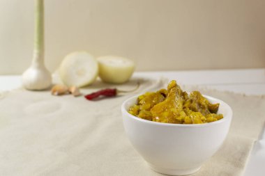 Beyaz arka planda körili ve sebzeli tavuk. Geleneksel Hint mutfağı. Kapat..