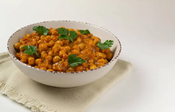 Beyaz Arka Planda Kremalı Bir Tabakta Chana Masala Geleneksel Hint — Stok fotoğraf