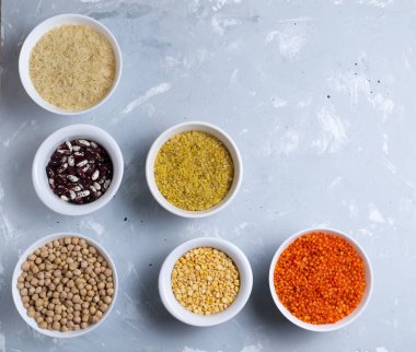 Pirinç, bulgur, fasulye, bezelye, mercimek ve nohut sağlıklı tahıllardır. Mısır gevreği bir enerji kaynağıdır. Sağlıklı gıda konsepti. Üst Manzara. Boşluğu kopyala