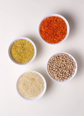 Beyaz arka planda pirinç, bulgur, mercimek ve nohut. Mısır gevreği bir enerji kaynağıdır. Sağlıklı gıda konsepti. Üst görünüm.