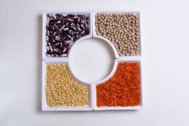 Fasulye, bezelye, bulgur, mercimek ve nohut sağlıklı baklagillerdir. Mısır gevreği bir enerji kaynağıdır. Vejetaryen yemeği kavramı. Üst Manzara. Boşluğu kopyala
