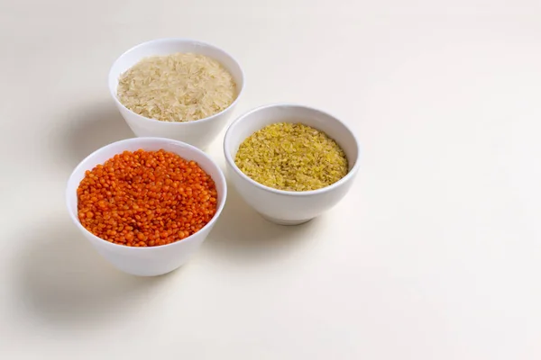 Arroz Bulgur Lentilhas Taças Brancas Sobre Fundo Branco Cereais São — Fotografia de Stock