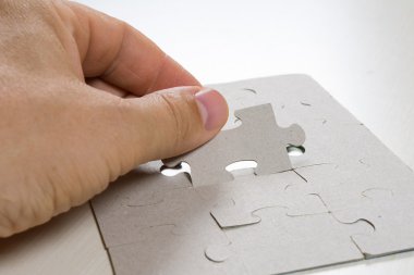 adam son öğe bulmaca koyar.