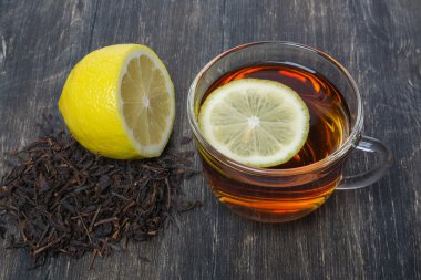 fincan çay bir dilim limon ve çay yaprakları